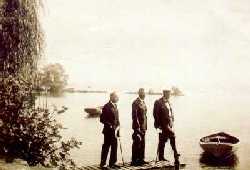 Sur la rive du Lac Majeur.
Oswald Hesnard au centre