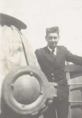 Lieutenant de Vaisseau Paul Bernard, commandant le D338